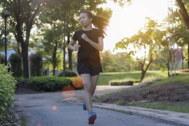 Runner kadın bahçede çalışan