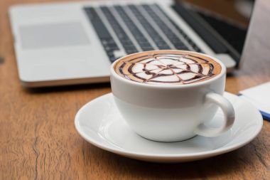 ahşap zemin üzerinde geç sanat sıcak kahve