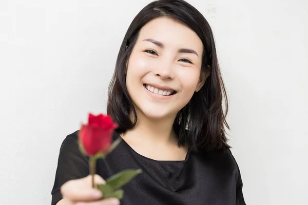 La mano de la mujer sostiene el concepto del día de rose.valentin rojo todo en amor —  Fotos de Stock