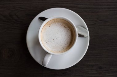 Kahve Kupası ahşap zemin üzerinde Üstten Görünüm.