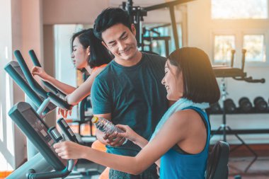 Çiftler spor salonunda egzersiz yapıyor..