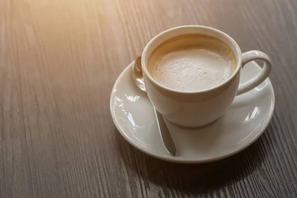 Xícara de café quente no chão de madeira . — Fotografia de Stock