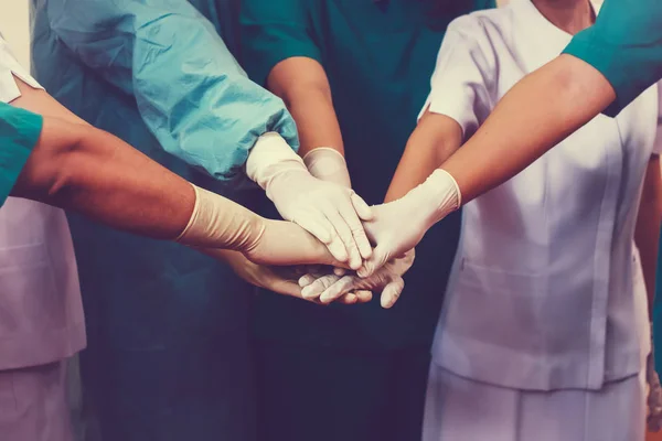 Orvosok és ápolók összehangolják a kezét. Koncepció csapatmunka — Stock Fotó