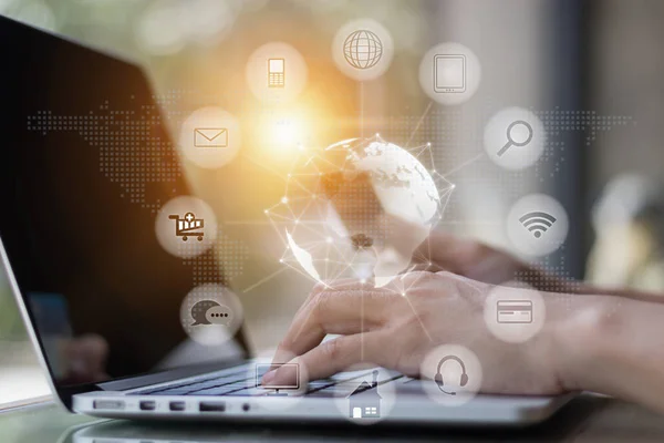 Kredi kartı üzerinde dizüstü e-ticaret online alışveriş için tutan el