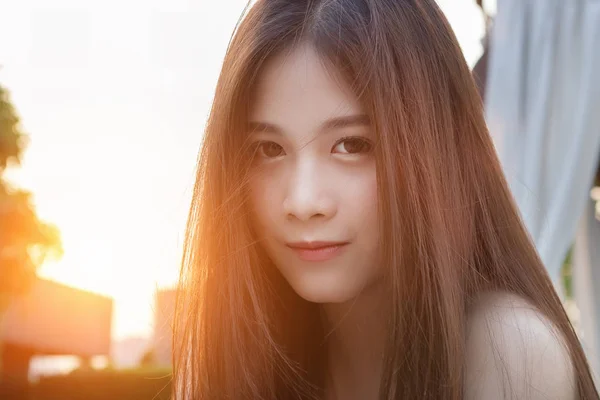 Krásné asijské ženy jsou rádi v západu slunce. — Stock fotografie