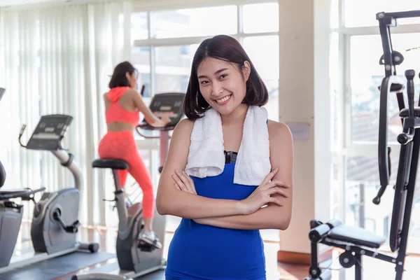 Primer plano de la mujer asiática feliz haciendo ejercicio en el gimnasio para la buena hea — Foto de Stock