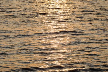 Akşam güneş ışığı ile deniz suyu.
