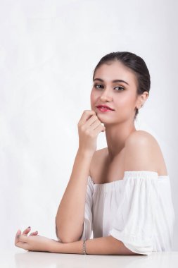 Beyaz arka planda güzel bir kadının portresi