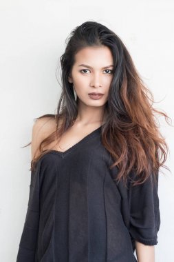 Beyaz arka plan üzerinde seksi Asyalı kız