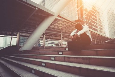 İşsiz koridor oturuyorsun.