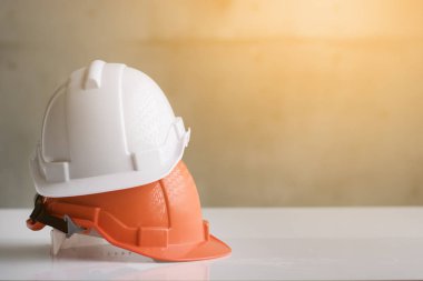 Masanın üzerinde güvenlik kask.
