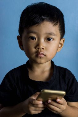 Smartphone üzerinde mavi arka plan oynayan çocuklar