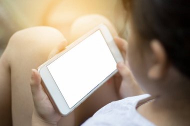 Asyalı çocuk kızlar bir smartphone kullanıyorsanız.