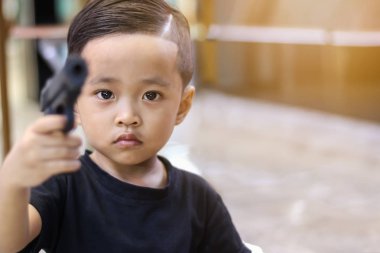 Asyalı çocuk oyun silah.