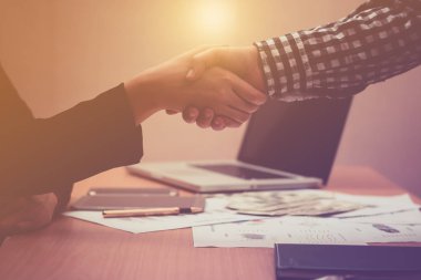 İki iş kadını Elleri titriyor.