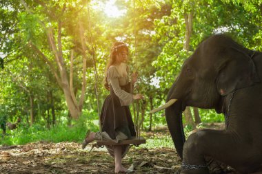 Güzel kadınlar ve filler doğada portre sanatı