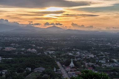 Güzel altın gökyüzü panorama görünüm akşam genel park şehir görünümü noktadan Nakhonsithammarat, Tayland