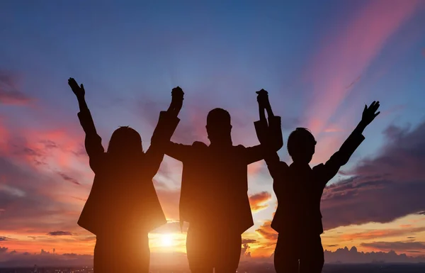 Silueta Feliz Equipo Negocios Haciendo Altas Manos Fondo Del Cielo — Foto de Stock