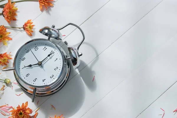 Reloj Despertador Vintage Madera Flores Luz Mañanera —  Fotos de Stock