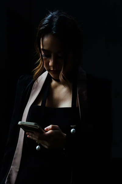 Азиатская Деловая Женщина Использует Смартфон Своего Бизнеса Черном Фоне Светом — стоковое фото