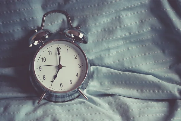 Годинник Ліжку Вранці — стокове фото