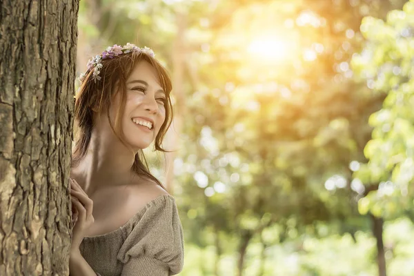 Feliz Hermosa Mujer Asiática Sonríe Fresco Parque Plublic —  Fotos de Stock