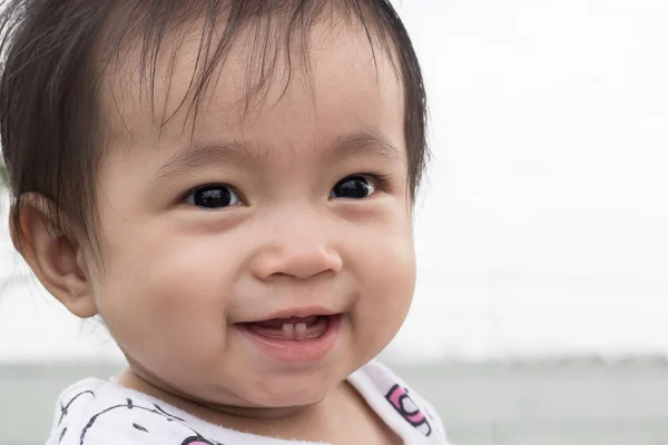 笑顔に幸せなアジアの女の子のクローズ アップ — ストック写真