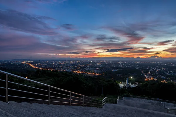 Wunderschöner Goldener Himmelsanblick Abend Vom Stadtaussichtspunkt Öffentlichen Park Sakhonsithammarat Thailand — Stockfoto