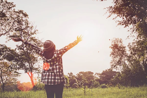 Jonge Vrouwen Het Genieten Van Natuur — Stockfoto