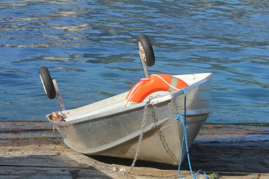 Gölün önünde tekerleği ile tekne