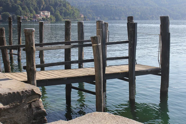 Barca attracco legno sul lago — Foto Stock