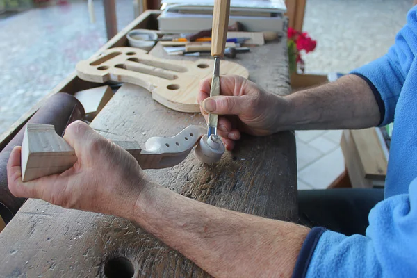 Violino em construção em laboratório — Fotografia de Stock