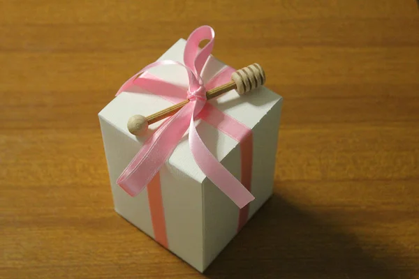 Подарункова коробка з дерев'яною медовою ложкою — стокове фото