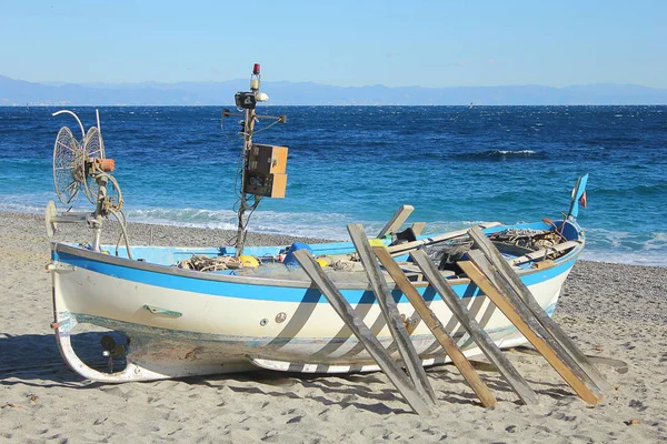 Рибальський човен на піску — стокове фото