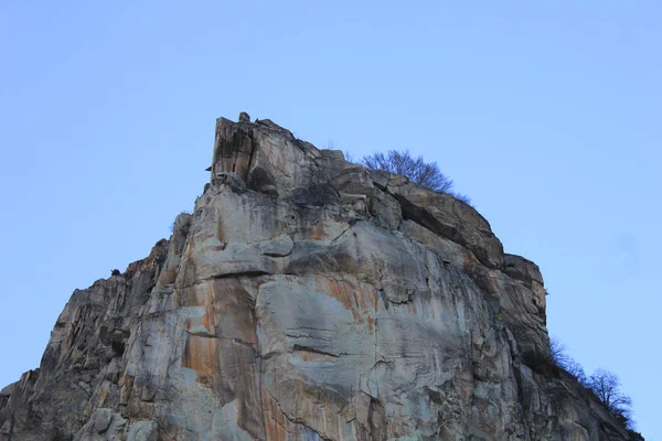 Elszigetelt nagy rock-hegy — Stock Fotó