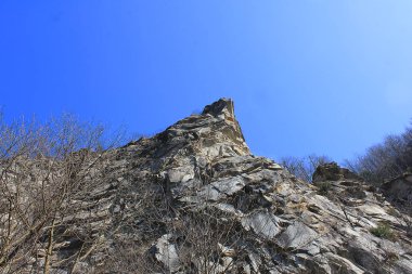 dağ tepe taşlarla