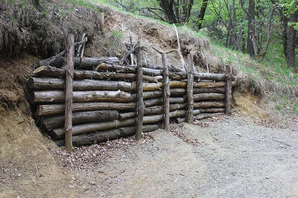 Holzbarriere mit Stämmen — Stockfoto