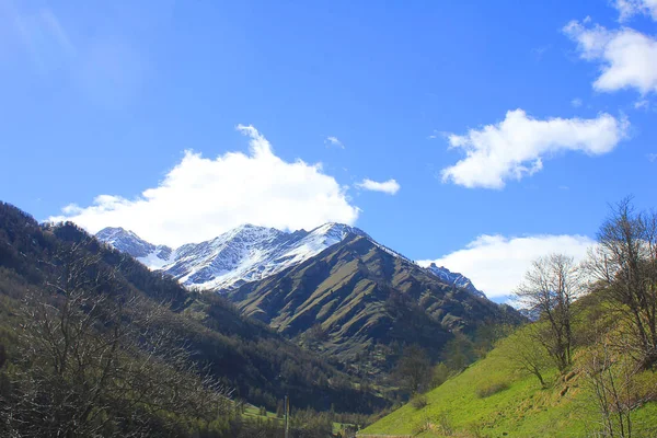 Paisagem montanhosa com nuvens e vegetação — Fotografia de Stock