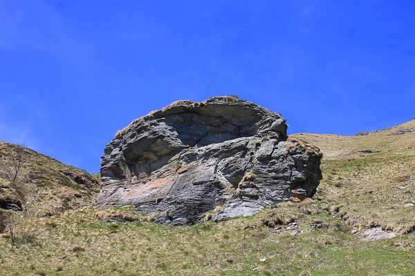 青い空を背景に山の大きな岩 — ストック写真