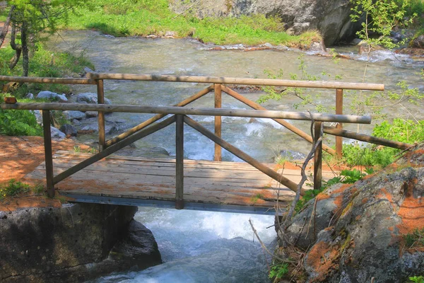 Ponte feita com madeira no rio — Fotografia de Stock