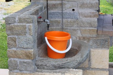 taş lavaboda plastik kova