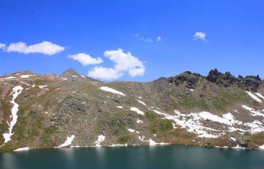 Dağlar önünde dağ gölü