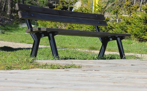 View of a bench from below — Stock Photo, Image