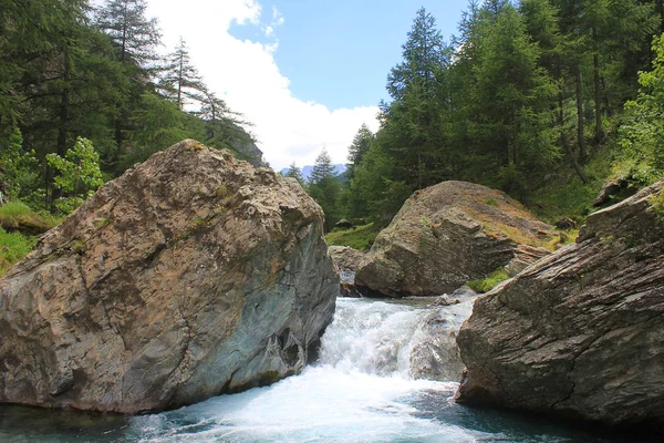kayalar geçiş Nehri