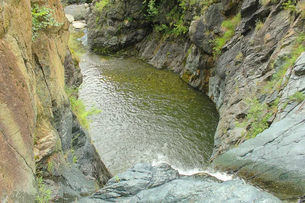 Rochas em torno de uma poça de água — Fotografia de Stock