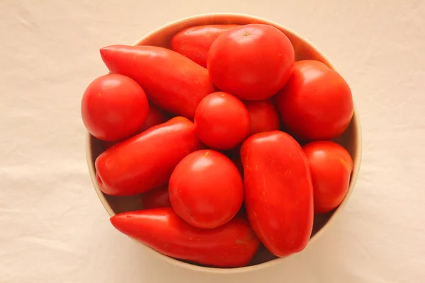 Beyaz arka planda domates ile tepsi — Stok fotoğraf