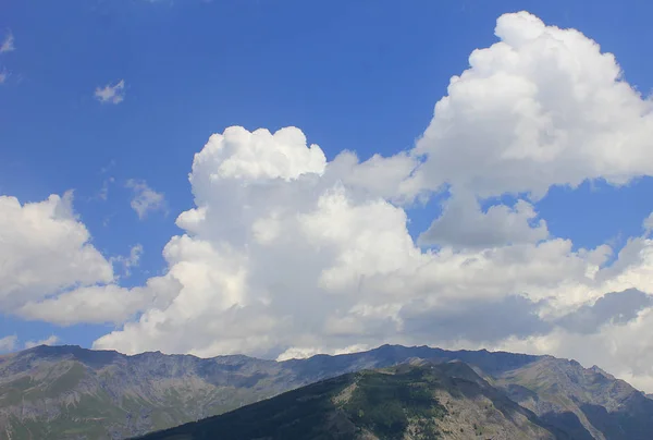 Panorama z mraků v létě v horských — Stock fotografie