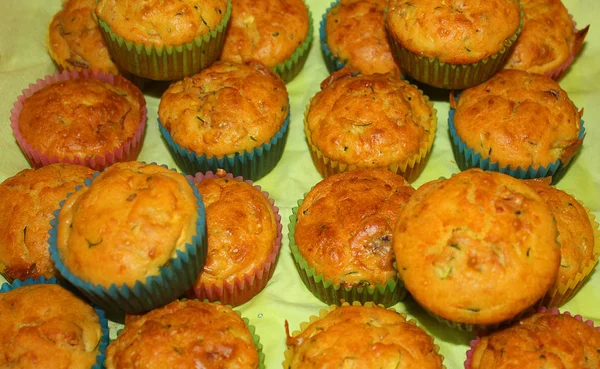 masanın üzerine el yapımı kek