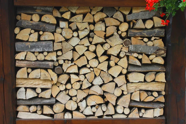 Holzstapel in Berg — Stockfoto