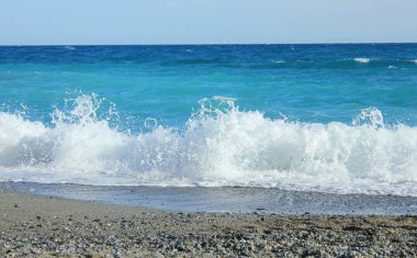dalgalar plaj önünde